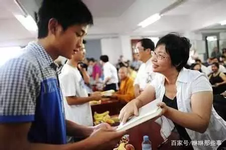 侄子考上復旦大學,村裡鄉親紛紛趕來祝賀,不料叔叔暗中報了警!