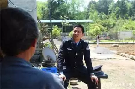侄子考上復旦大學,村裡鄉親紛紛趕來祝賀,不料叔叔暗中報了警!