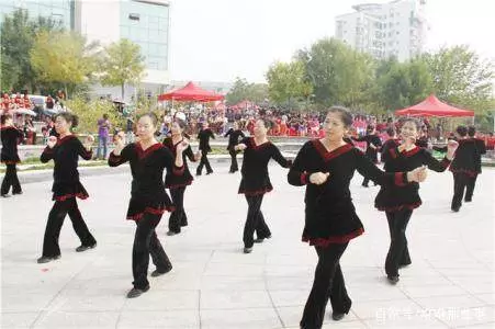 因廣場舞太吵男子往樓下潑水,大媽發現後報警,警察來後男子傻了