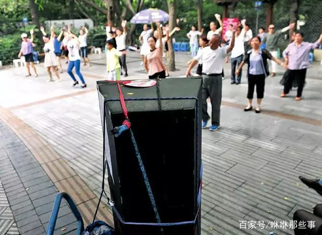 因廣場舞太吵男子往樓下潑水,大媽發現後報警,警察來後男子傻了