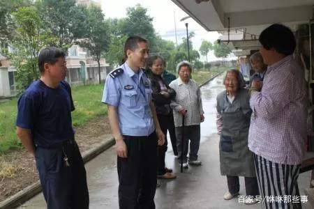 因廣場舞太吵男子往樓下潑水,大媽發現後報警,警察來後男子傻了