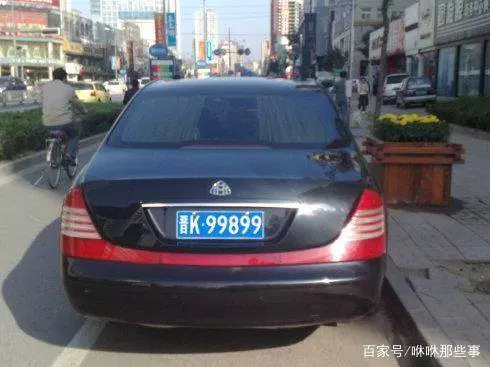 小孩子無意之間刮花豪車,車主要兩萬塊賠償,家長給錢後愣住了