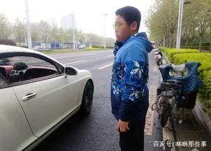 小孩子無意之間刮花豪車,車主要兩萬塊賠償,家長給錢後愣住了