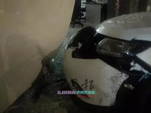 失魂司機連撞7車 銀行玻璃門也撞破