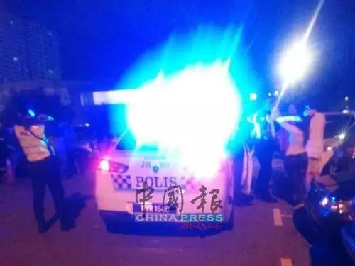 失魂司機連撞7車 銀行玻璃門也撞破