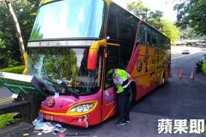吊車輾壓騎士慘斷腿 正面影片曝光!網友戰翻 - sabrinachu | FUN01 創作分享