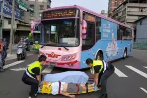 吊車輾壓騎士慘斷腿 正面影片曝光!網友戰翻 - sabrinachu | FUN01 創作分享