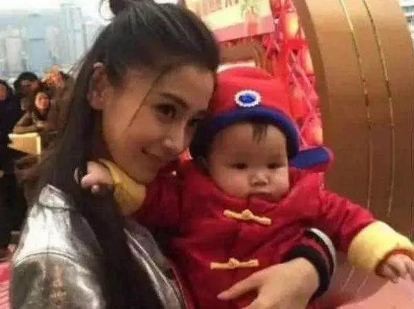 黃曉明兒子近照曝光,樣貌十分出眾,難怪楊穎一直不願公開