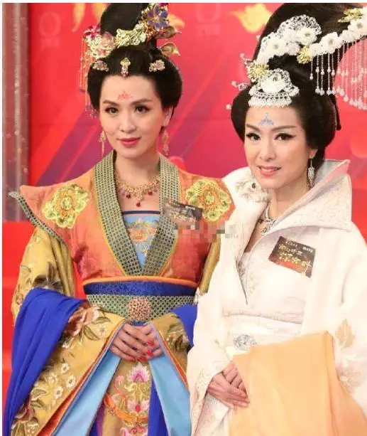 美魔女米雪約親友喝下午茶,如今62歲優雅氣質更勝從前~