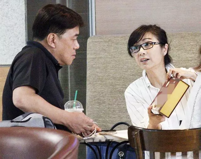 美魔女米雪約親友喝下午茶,如今62歲優雅氣質更勝從前~
