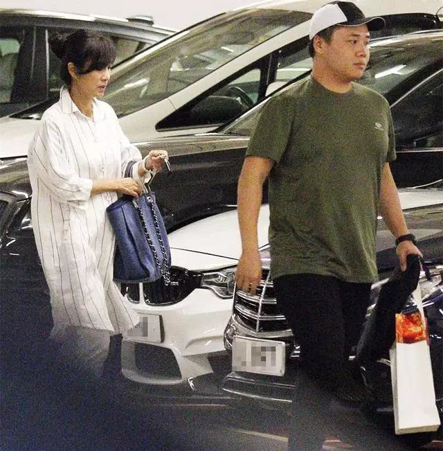 美魔女米雪約親友喝下午茶,如今62歲優雅氣質更勝從前~