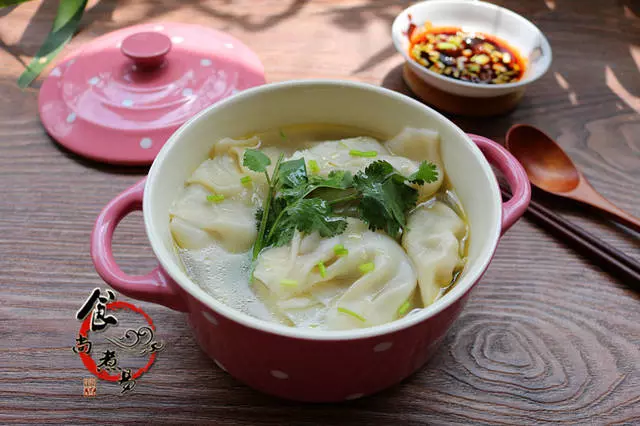 老爸調的餃子餡,酸辣爽脆吃不膩,連湯都喝光,全家吃到撐
