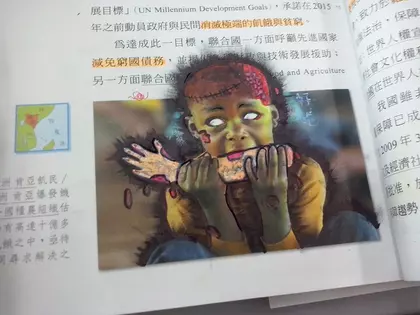 他上課時總是低著頭, 走進一看他的課本, 老師馬上氣得心臟病爆發!!!