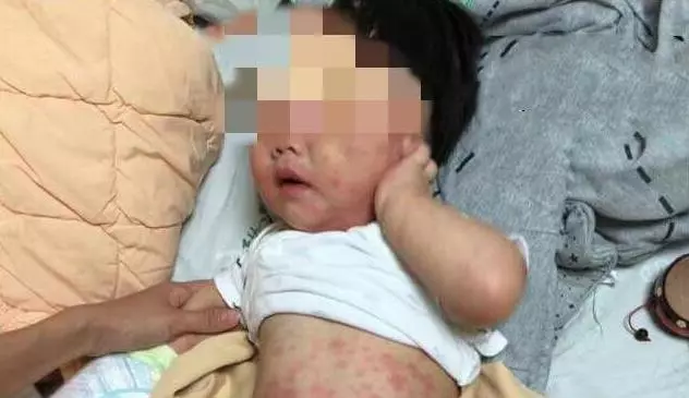 6個月女嬰高燒不退,還沒坐上救護車就猝死了!醫生指責媽媽:「你害了她!」