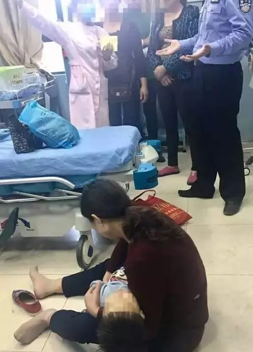 6個月女嬰高燒不退,還沒坐上救護車就猝死了!醫生指責媽媽:「你害了她!」