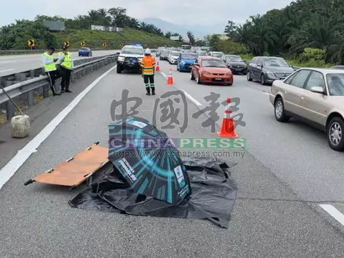 換車道失控撞分界堤 女乘客拋車外 被撞死