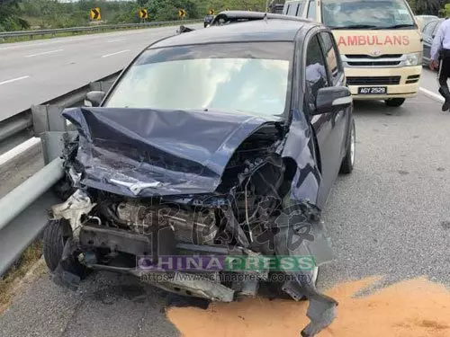 換車道失控撞分界堤 女乘客拋車外 被撞死