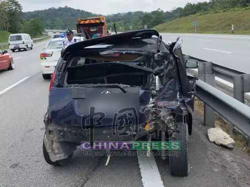 換車道失控撞分界堤 女乘客拋車外 被撞死