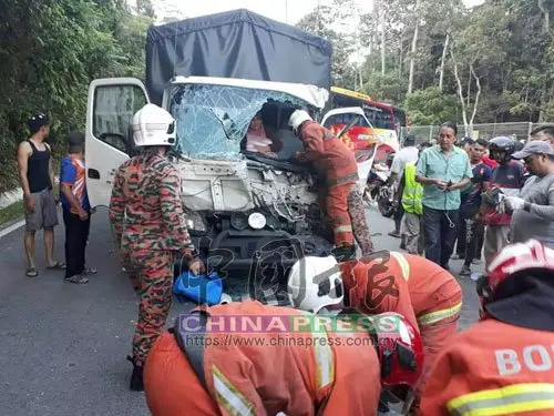 換車道失控撞分界堤 女乘客拋車外 被撞死