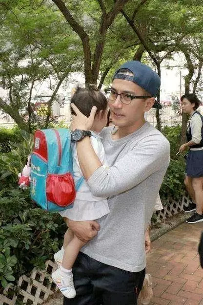 劉愷威楊冪夫婦擔心的事情發生了,女兒小糯米近照曝光 ,網友:難怪不敢公開!