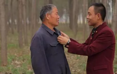 父親扮乞丐找兒子,老大老二裝作不認識,只有老三肯接回家,福報也跟著來了!