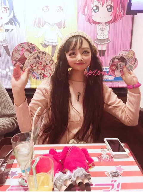 日本街頭驚現「二次元美少女」嚇壞路人!第一眼以為是修圖...本尊超得意:整形8次的成果!
