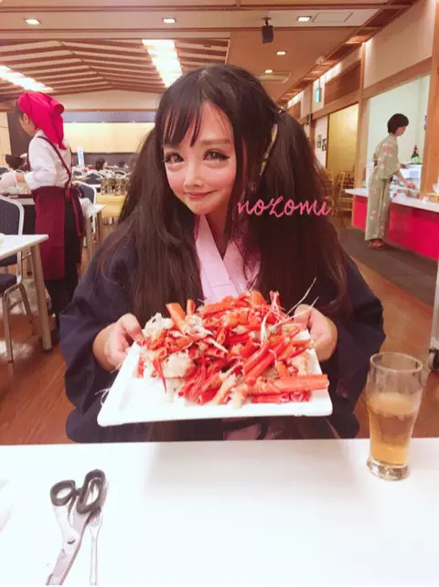 日本街頭驚現「二次元美少女」嚇壞路人!第一眼以為是修圖...本尊超得意:整形8次的成果!