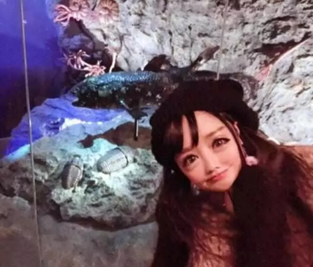 日本街頭驚現「二次元美少女」嚇壞路人!第一眼以為是修圖...本尊超得意:整形8次的成果!