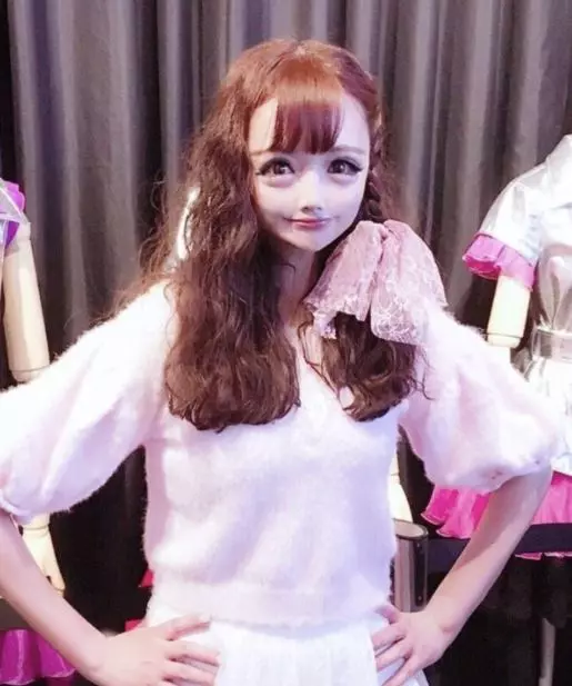 日本街頭驚現「二次元美少女」嚇壞路人!第一眼以為是修圖...本尊超得意:整形8次的成果!
