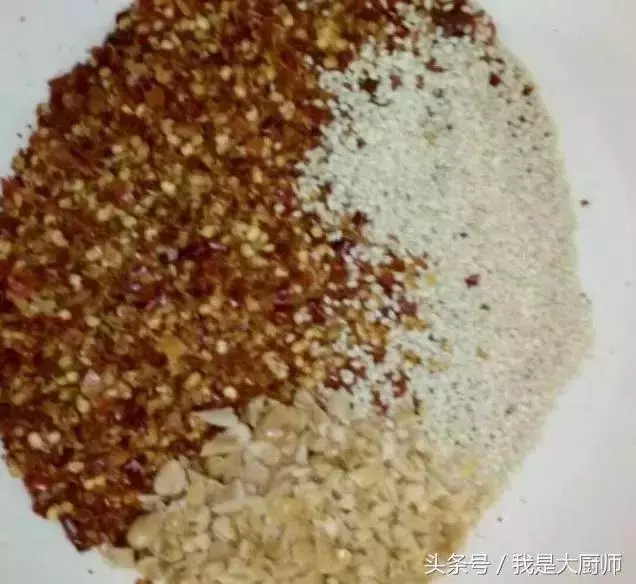 辣椒油怎麼炸最香?30年的秘制配方,老廚師為你揭秘!
