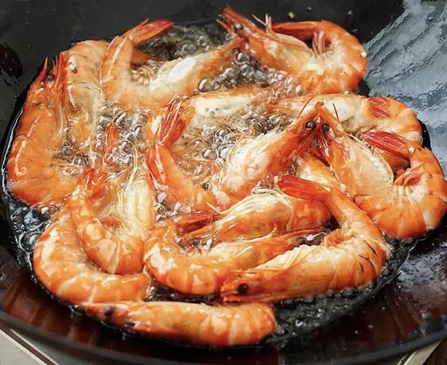 超簡單的·油燜大蝦·做法 超級下飯 快做給自己心愛的人吃吧