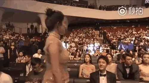 楊冪因為上廁所錯過頒獎,不過,網友更關注的是楊冪的身材!