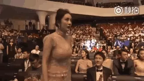 楊冪因為上廁所錯過頒獎,不過,網友更關注的是楊冪的身材!