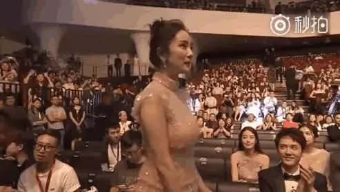 楊冪因為上廁所錯過頒獎,不過,網友更關注的是楊冪的身材!