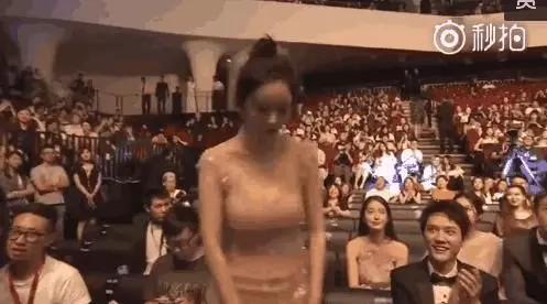 楊冪因為上廁所錯過頒獎,不過,網友更關注的是楊冪的身材!