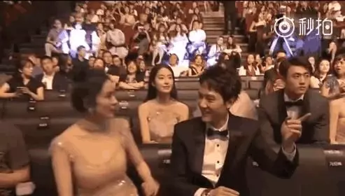 楊冪因為上廁所錯過頒獎,不過,網友更關注的是楊冪的身材!