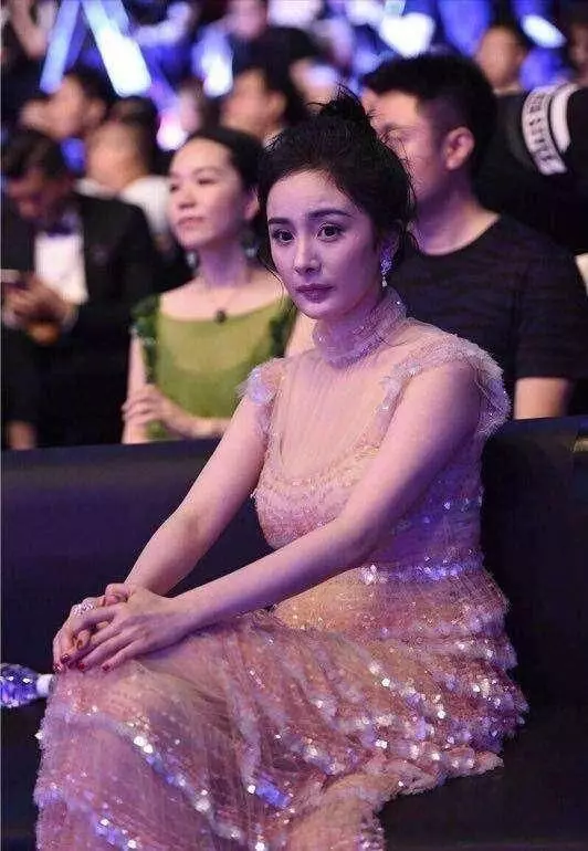 楊冪因為上廁所錯過頒獎,不過,網友更關注的是楊冪的身材!