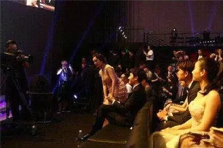 楊冪因為上廁所錯過頒獎,不過,網友更關注的是楊冪的身材!