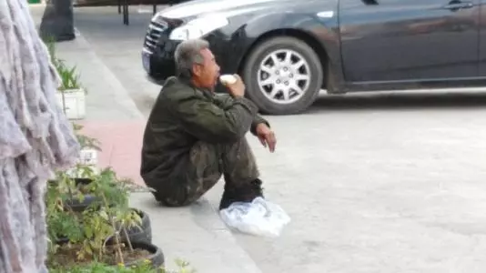 母親每天給流浪乞丐一個包子吃,三個月後驚喜來了