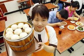 母親每天給流浪乞丐一個包子吃,三個月後驚喜來了
