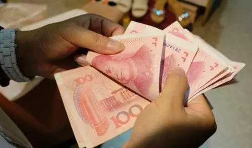 我給同事借4萬,問他要錢時他失聯,一年後再見他爸時我撕了借條