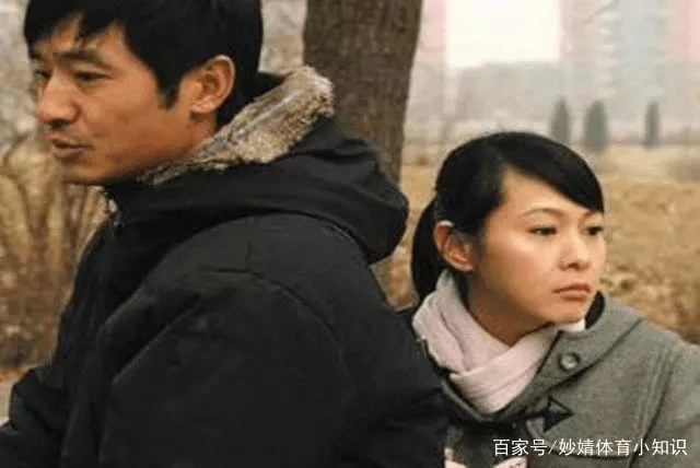 我遠嫁繼母要20萬元彩禮,8年不回老家,弟弟給我送來一張銀行卡