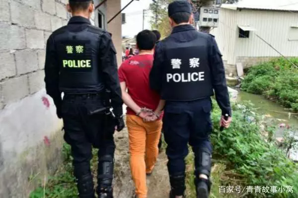女子騎車撞倒老婦,老婦卻讓她快走,女子覺得不對勁,報警後傻了