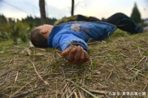 夜裡,男子要去看守果園,五歲兒子抱著他大腿哭喊道:不要去!