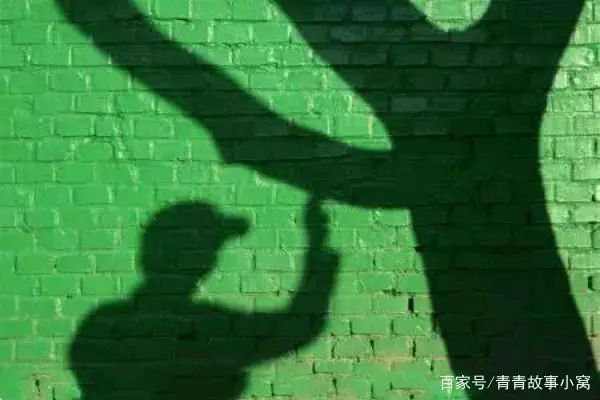 夜裡,男子要去看守果園,五歲兒子抱著他大腿哭喊道:不要去!