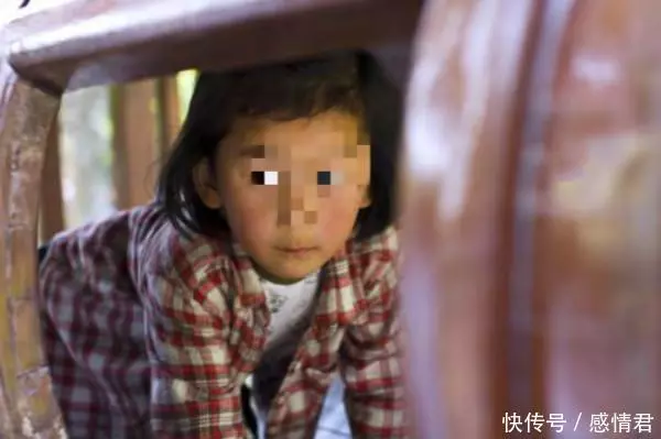 小女孩玩爸爸手機,錯發消息惹禍,夜裡傳來敲門聲,竟因禍得福!