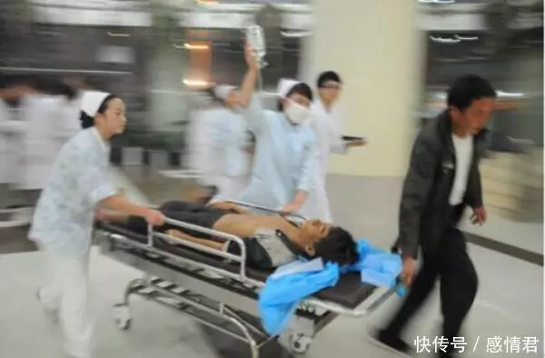 小女孩玩爸爸手機,錯發消息惹禍,夜裡傳來敲門聲,竟因禍得福!