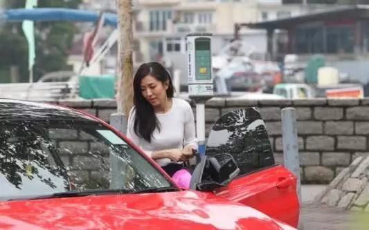 厲害了!常被記者跟拍的37歲TVB花旦素顏都很美,曬照獲15萬個贊!
