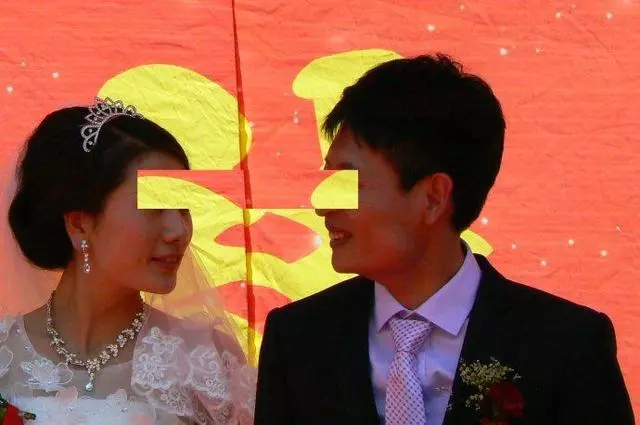 婚禮上,老父親被親戚嘲笑,一輛賓士開進村後,大夥愣了
