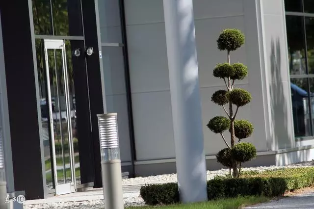種田老漢進城看富商兒子,沒見著兒子就被趕走,兒子徒步追二里路